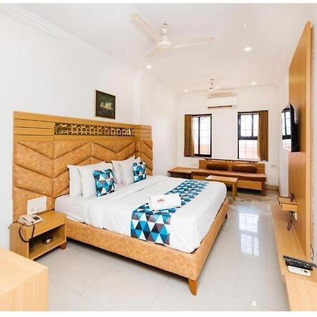 Hotel Galaxy Surat Ngoại thất bức ảnh