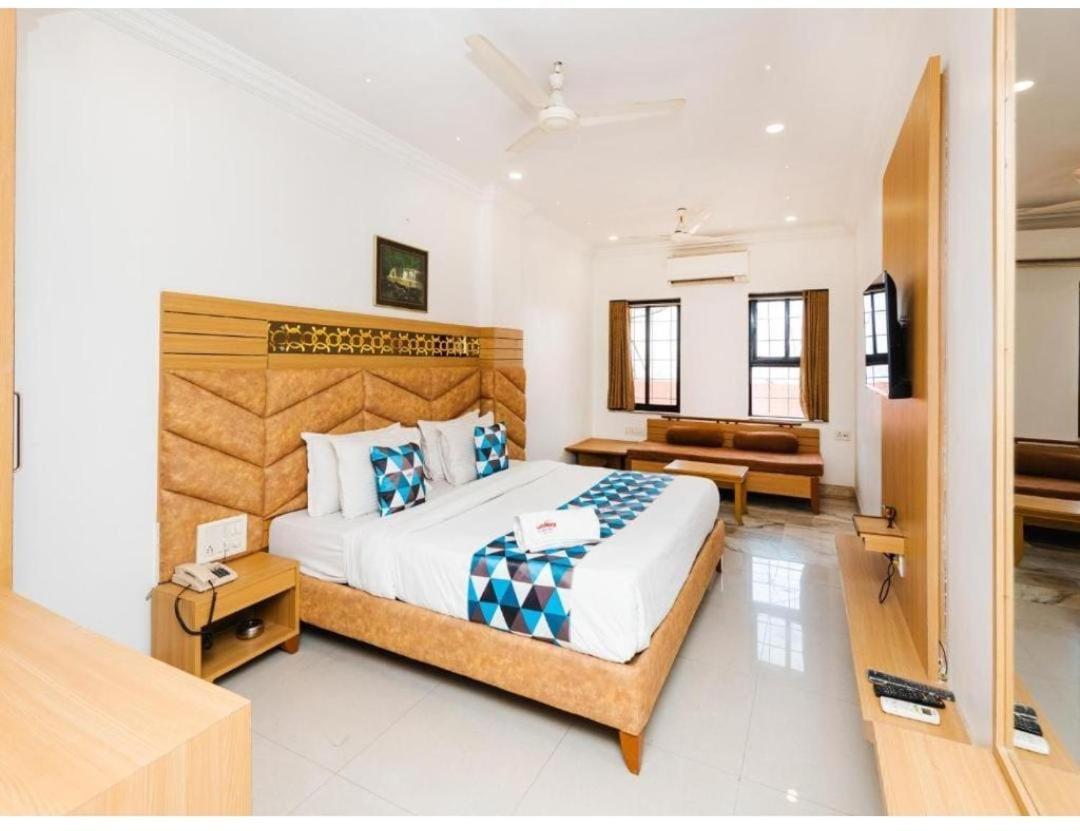 Hotel Galaxy Surat Ngoại thất bức ảnh