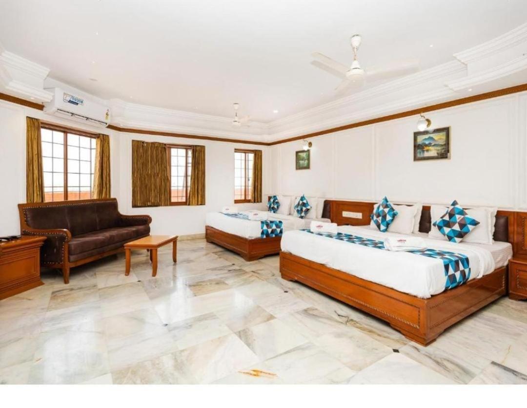 Hotel Galaxy Surat Ngoại thất bức ảnh