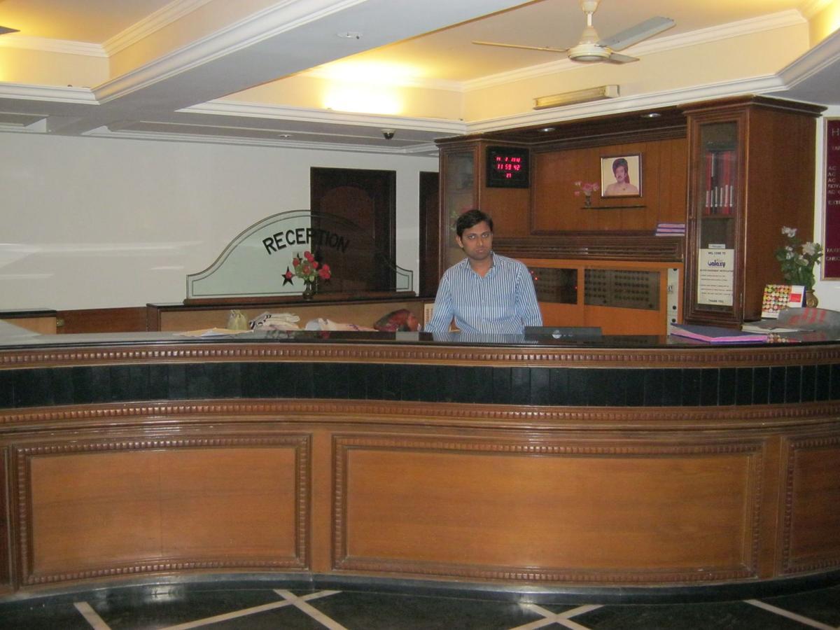 Hotel Galaxy Surat Ngoại thất bức ảnh
