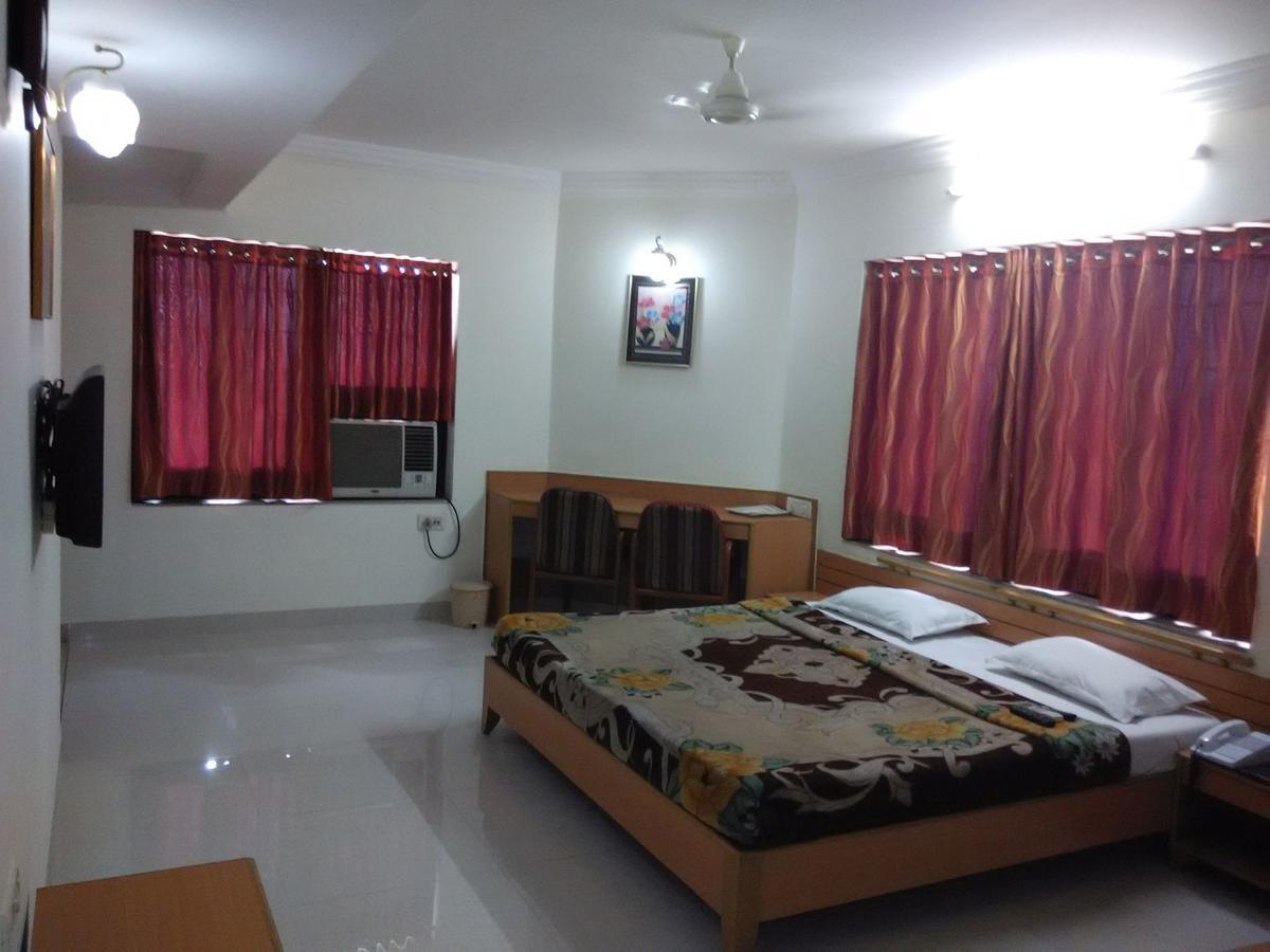 Hotel Galaxy Surat Ngoại thất bức ảnh