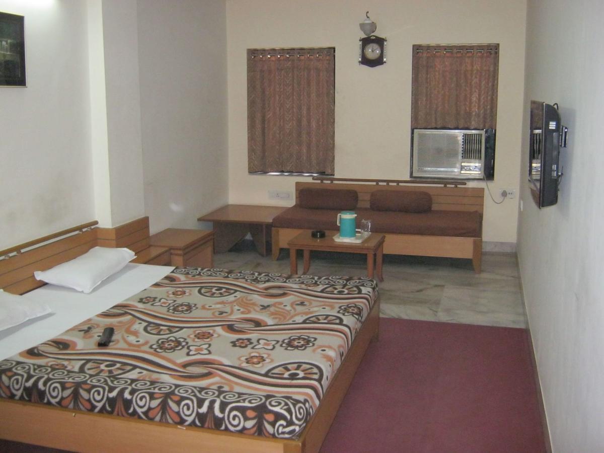 Hotel Galaxy Surat Ngoại thất bức ảnh